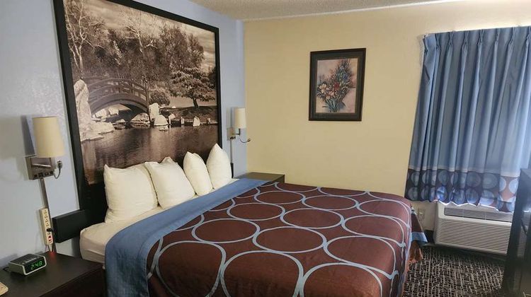 Super 8 by Wyndham Galesburg Room