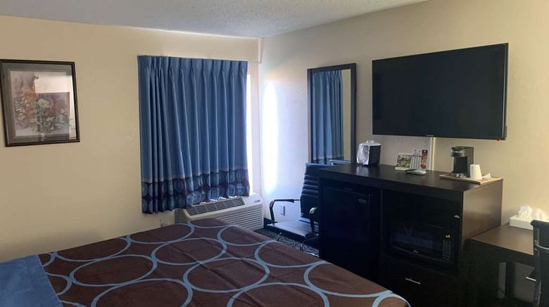 <b>Super 8 by Wyndham Galesburg Room</b>. Images powered by <a href="https://iceportal.shijigroup.com/" title="IcePortal" target="_blank">IcePortal</a>.