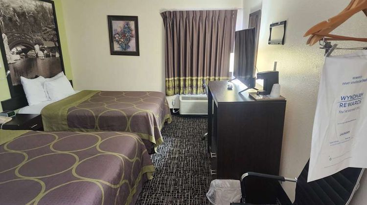 Super 8 by Wyndham Galesburg Room