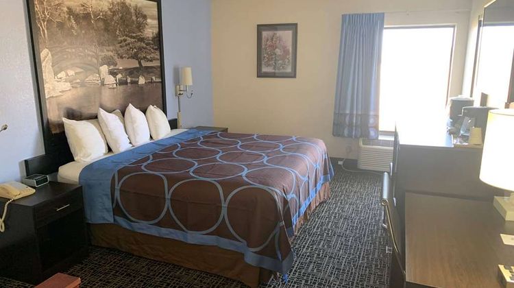 Super 8 by Wyndham Galesburg Room