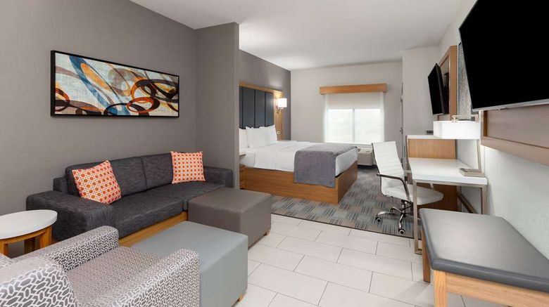 <b>La Quinta Inn & Suites by Wyndham Suite</b>. Images powered by <a href="https://iceportal.shijigroup.com/" title="IcePortal" target="_blank">IcePortal</a>.