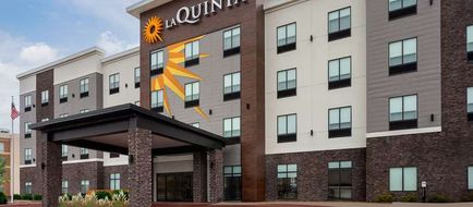 La Quinta Inn & Suites by Wyndham Exterior
