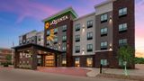 La Quinta Inn & Suites by Wyndham Exterior