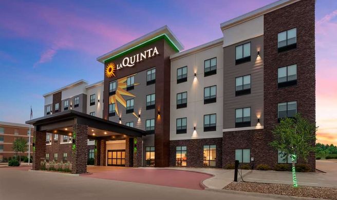 La Quinta Inn & Suites by Wyndham Exterior