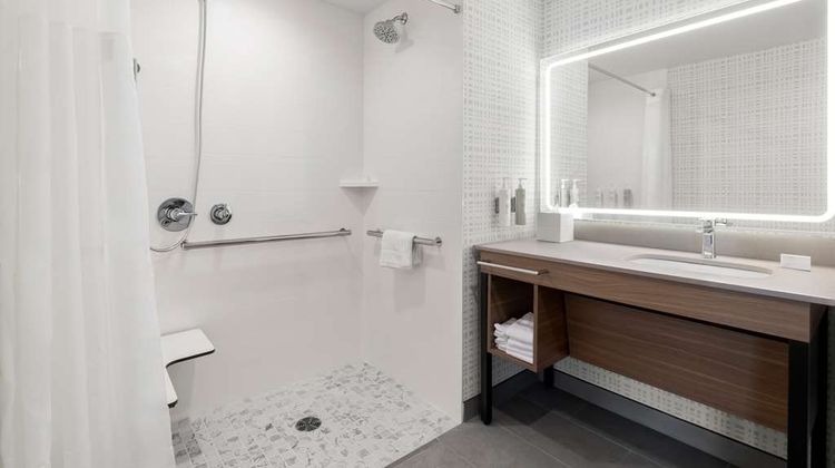 Hampton Inn and Suites by Hilton Corona Room