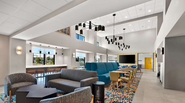 Hampton Inn and Suites by Hilton Corona Lobby