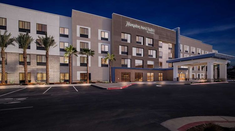 Hampton Inn and Suites by Hilton Corona Exterior