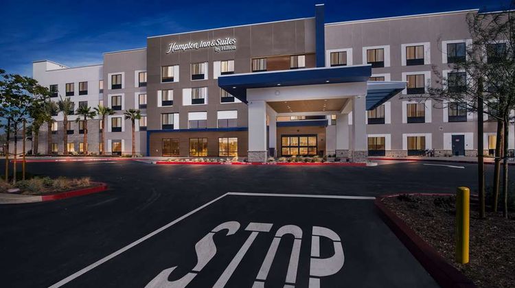 Hampton Inn and Suites by Hilton Corona Exterior