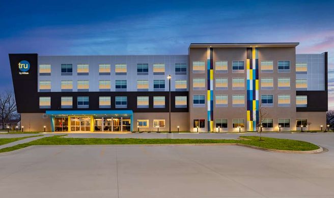 Tru by Hilton Oshkosh Exterior