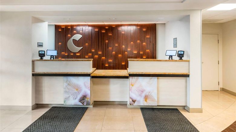 <b>Comfort Inn & Suites Lobby</b>. Images powered by <a href="https://iceportal.shijigroup.com/" title="IcePortal" target="_blank">IcePortal</a>.