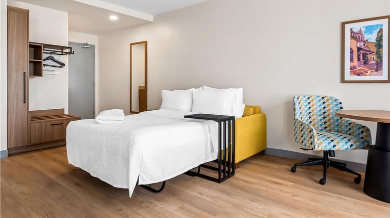 <b>Hampton Inn and Suites Intercou Room</b>. Images powered by <a href="https://iceportal.shijigroup.com/" title="IcePortal" target="_blank">IcePortal</a>.