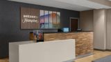 Hampton Inn & Suites by Hilton Long Isla Lobby