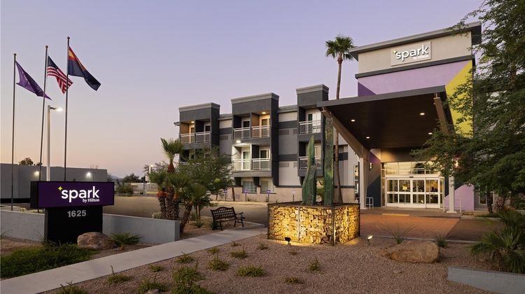 Spark by Hilton Tempe Phoenix Airport Exterior