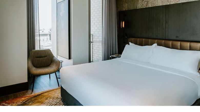 <b>The Motley Hotel Room</b>. Images powered by <a href="https://iceportal.shijigroup.com/" title="IcePortal" target="_blank">IcePortal</a>.