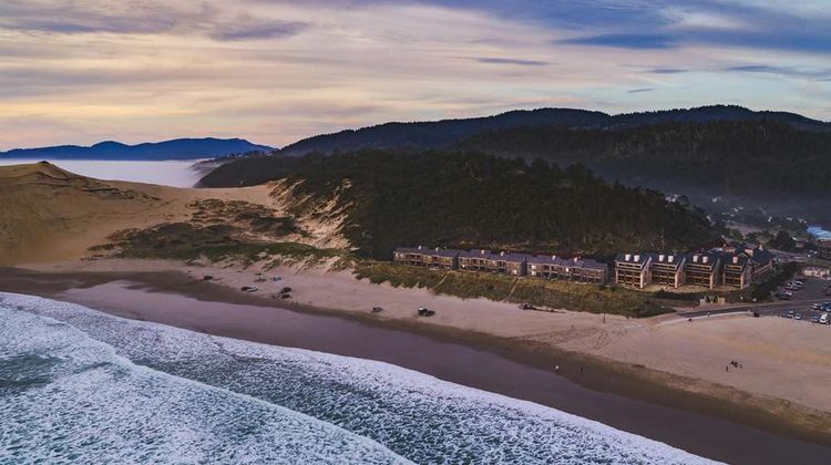 Headlands Coastal Lodge & Spa Beach