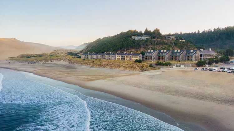 Headlands Coastal Lodge & Spa Beach