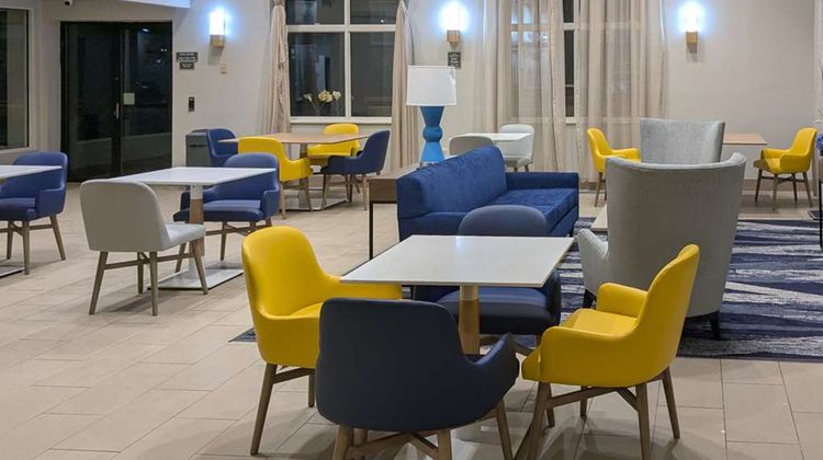 Comfort Inn & Suites Lobby