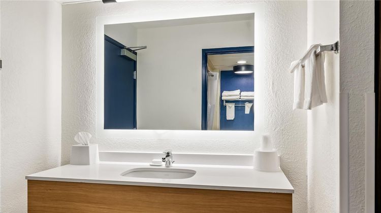 Spark by Hilton Wytheville East Main Str Room