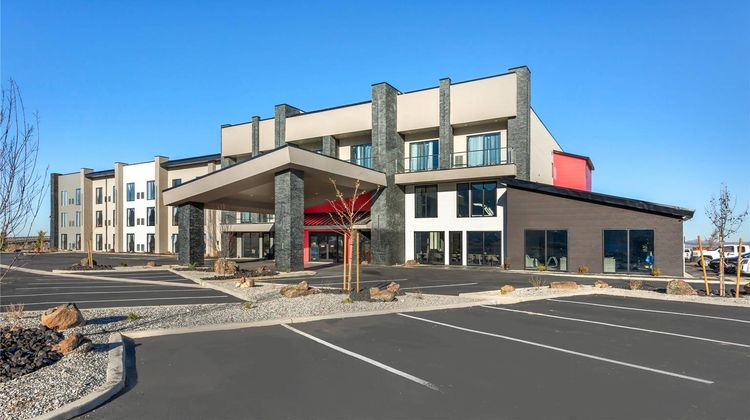 The Valor Hotel Exterior