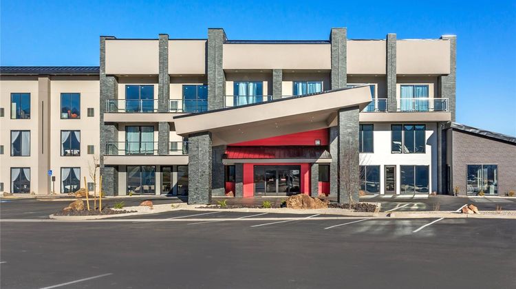 The Valor Hotel Exterior