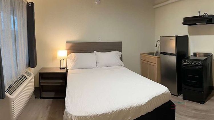 Studio City Suites, a Travelodge by Wyndham Room