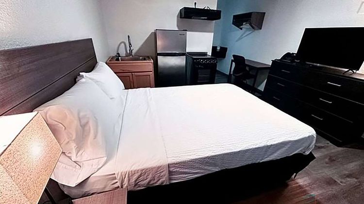 Studio City Suites, a Travelodge by Wyndham Room