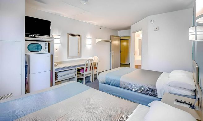 Econo Lodge Menomonie Room