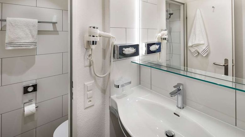 <b>Bellinzona Sud Swiss Quality Hotel Room</b>. Images powered by <a href="https://iceportal.shijigroup.com/" title="IcePortal" target="_blank">IcePortal</a>.