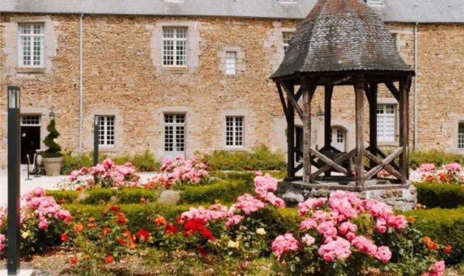 Hotel De L' Abbaye Le Tronchet Exterior
