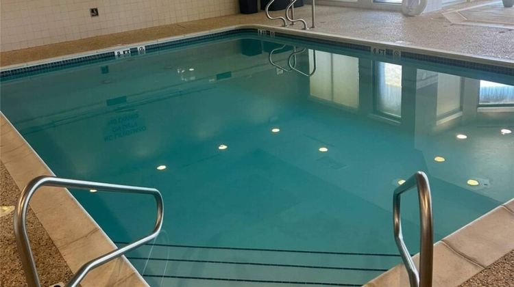Country Inn & Suites Altoona Pool