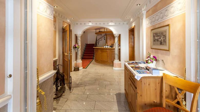 <b>Weisses Rossli Lobby</b>. Images powered by <a href="https://iceportal.shijigroup.com/" title="IcePortal" target="_blank">IcePortal</a>.