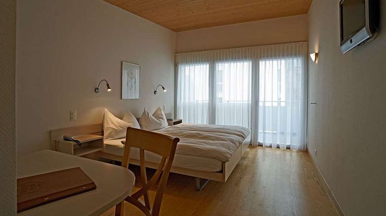 <b>Weisses Rossli Room</b>. Images powered by <a href="https://iceportal.shijigroup.com/" title="IcePortal" target="_blank">IcePortal</a>.