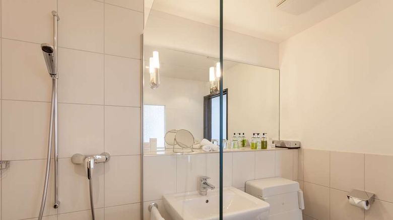 <b>Weisses Rossli Suite</b>. Images powered by <a href="https://iceportal.shijigroup.com/" title="IcePortal" target="_blank">IcePortal</a>.
