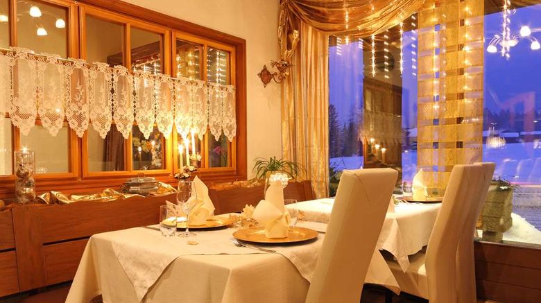 <b>Hotel Bernerhof Kandersteg Restaurant</b>. Images powered by <a href="https://iceportal.shijigroup.com/" title="IcePortal" target="_blank">IcePortal</a>.