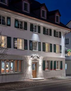CASPAR   The Three-House Hotel