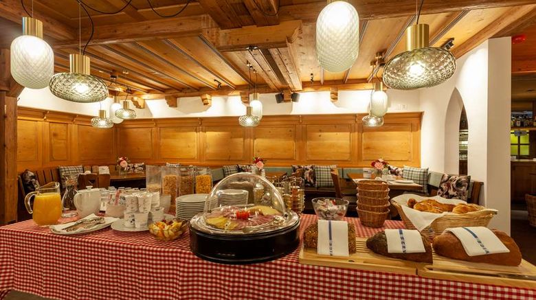 <b>Hotel Sonne Restaurant</b>. Images powered by <a href="https://iceportal.shijigroup.com/" title="IcePortal" target="_blank">IcePortal</a>.