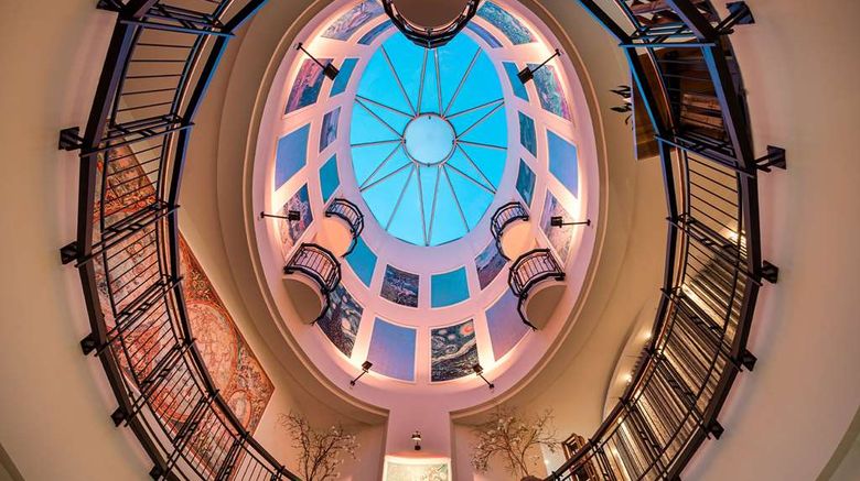 <b>Parkhotel Landau Lobby</b>. Images powered by <a href="https://iceportal.shijigroup.com/" title="IcePortal" target="_blank">IcePortal</a>.
