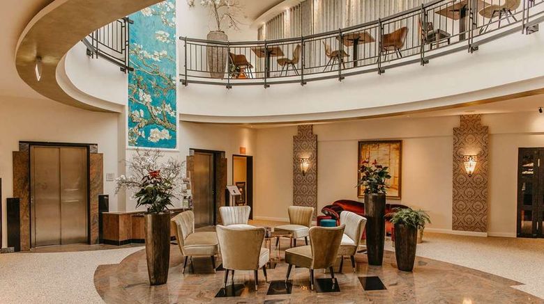 <b>Parkhotel Landau Lobby</b>. Images powered by <a href="https://iceportal.shijigroup.com/" title="IcePortal" target="_blank">IcePortal</a>.