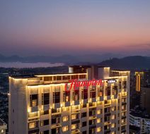 Hampton HGH Lakeside Exterior