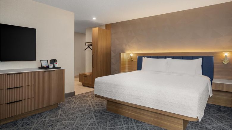 <b>Hampton Inn by Hilton Calgary Downtown Room</b>. Images powered by <a href="https://iceportal.shijigroup.com/" title="IcePortal" target="_blank">IcePortal</a>.