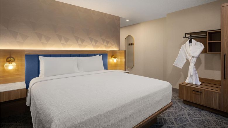 <b>Hampton Inn by Hilton Calgary Downtown Room</b>. Images powered by <a href="https://iceportal.shijigroup.com/" title="IcePortal" target="_blank">IcePortal</a>.