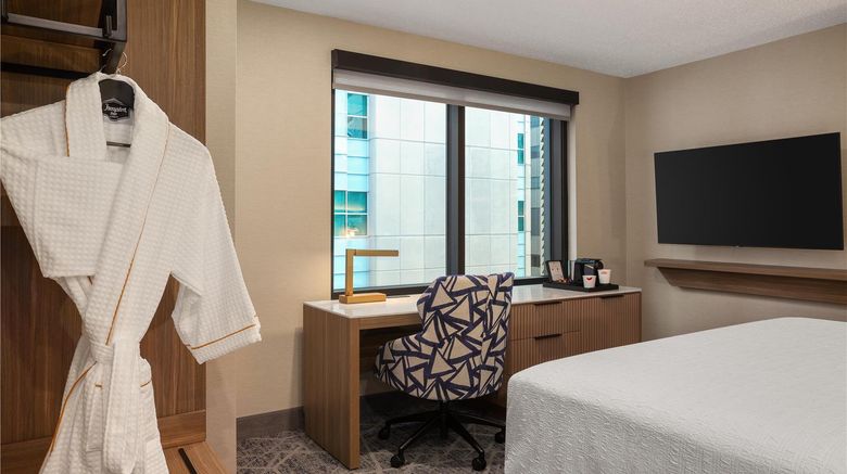 <b>Hampton Inn by Hilton Calgary Downtown Room</b>. Images powered by <a href="https://iceportal.shijigroup.com/" title="IcePortal" target="_blank">IcePortal</a>.