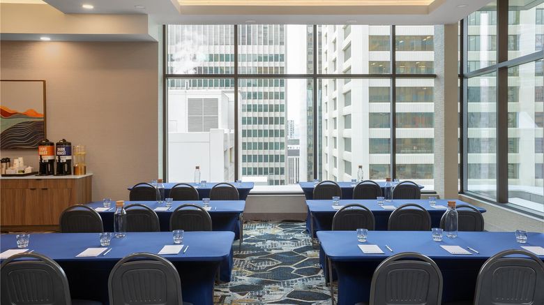 <b>Hampton Inn by Hilton Calgary Downtown Meeting</b>. Images powered by <a href="https://iceportal.shijigroup.com/" title="IcePortal" target="_blank">IcePortal</a>.