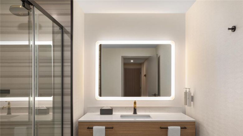 <b>Hampton Inn by Hilton Calgary Downtown Room</b>. Images powered by <a href="https://iceportal.shijigroup.com/" title="IcePortal" target="_blank">IcePortal</a>.
