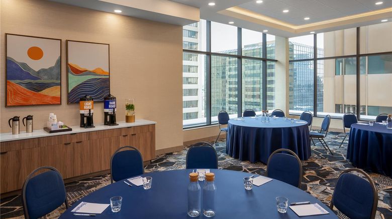 <b>Hampton Inn by Hilton Calgary Downtown Meeting</b>. Images powered by <a href="https://iceportal.shijigroup.com/" title="IcePortal" target="_blank">IcePortal</a>.