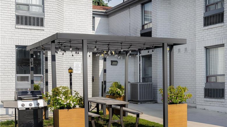 <b>Spark by Hilton Brockville Restaurant</b>. Images powered by <a href="https://iceportal.shijigroup.com/" title="IcePortal" target="_blank">IcePortal</a>.