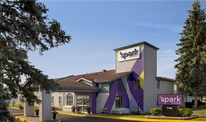 Spark by Hilton Brockville Exterior