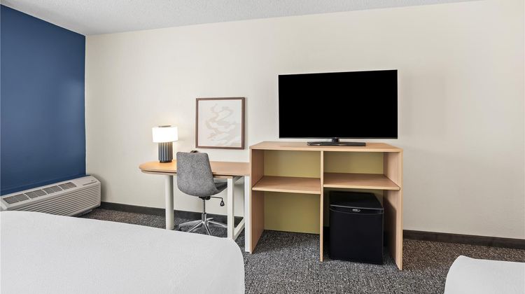 Spark by Hilton Bettendorf Quad Cities Room