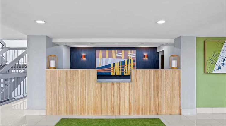 Spark by Hilton Des Plaines Chicago Lobby