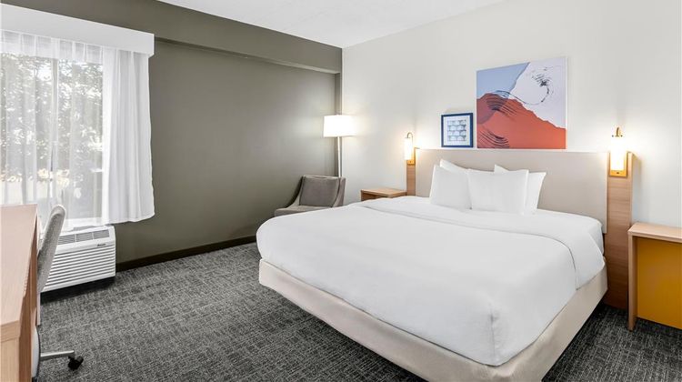 Spark by Hilton Des Plaines Chicago Room